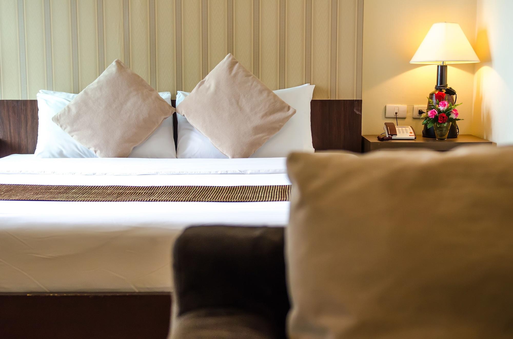 The Platinum Suite Банкок Екстериор снимка
