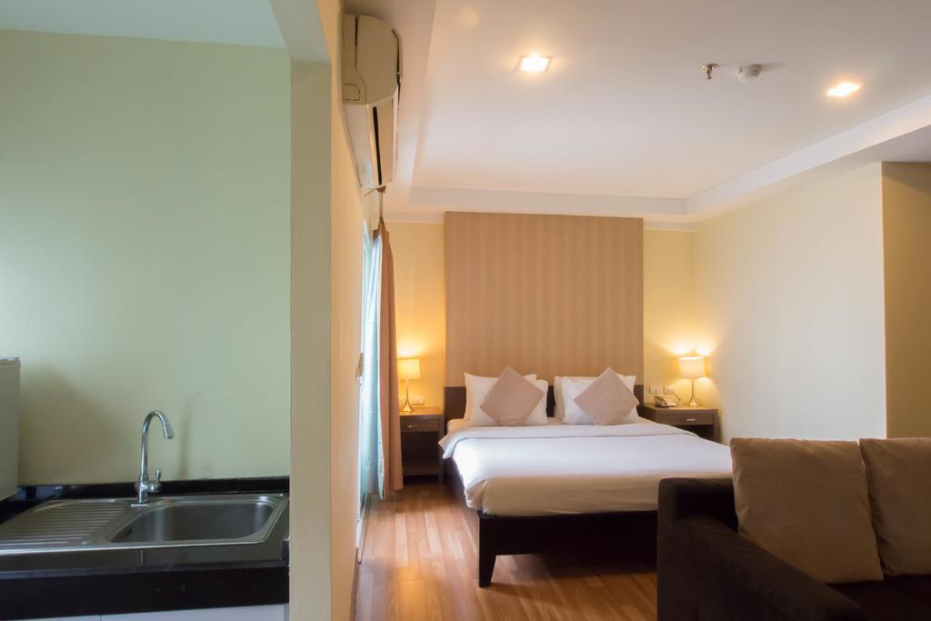 The Platinum Suite Банкок Екстериор снимка