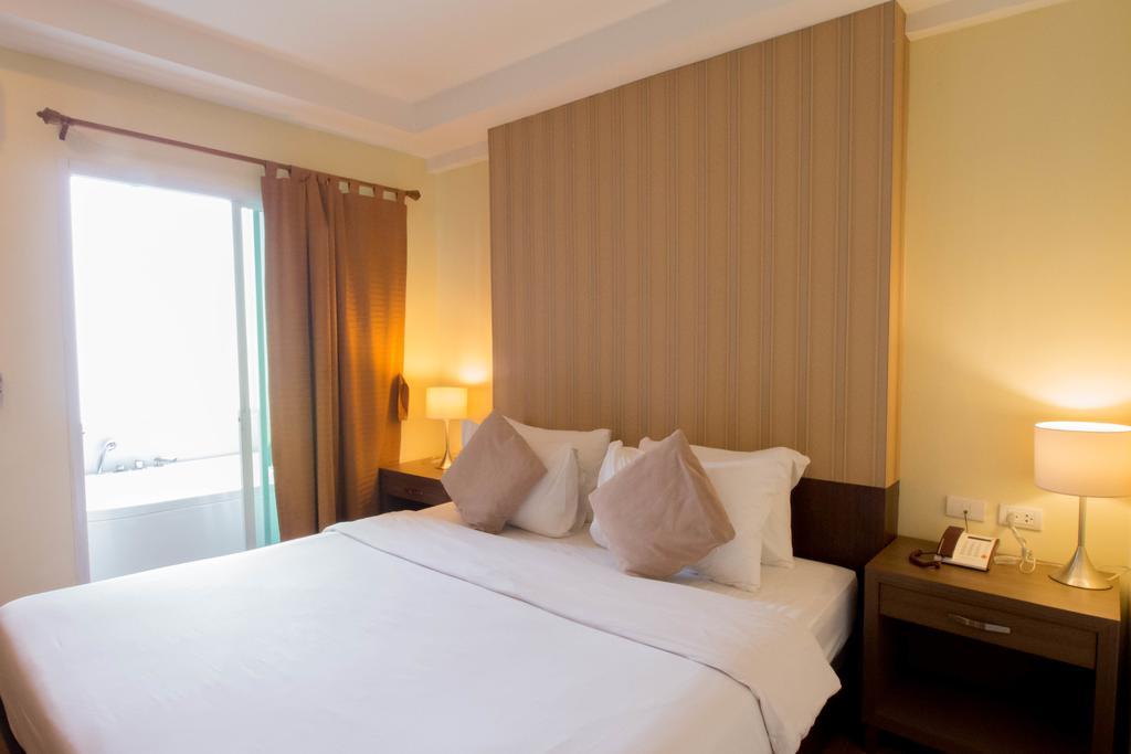 The Platinum Suite Банкок Екстериор снимка