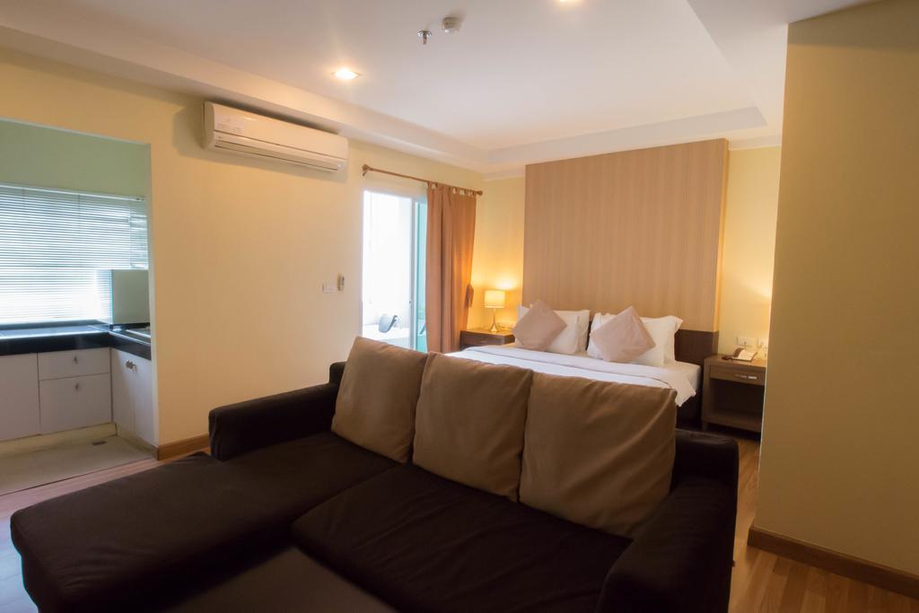 The Platinum Suite Банкок Екстериор снимка