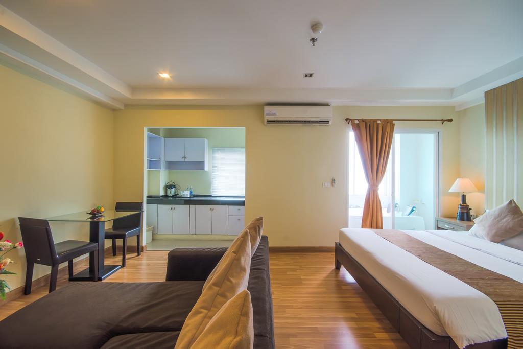 The Platinum Suite Банкок Екстериор снимка