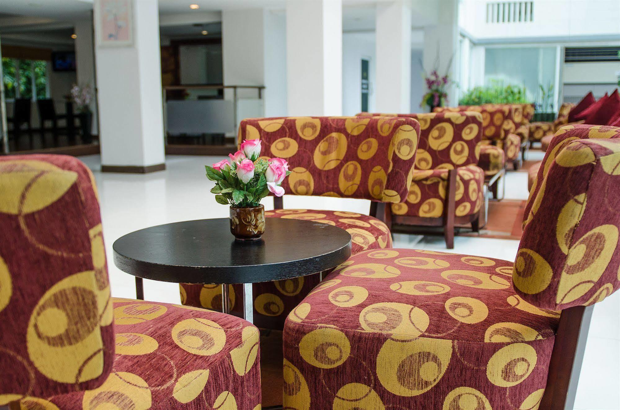 The Platinum Suite Банкок Екстериор снимка