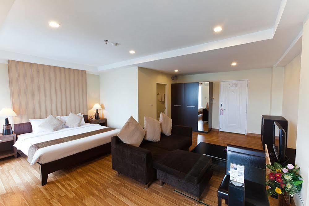 The Platinum Suite Банкок Екстериор снимка