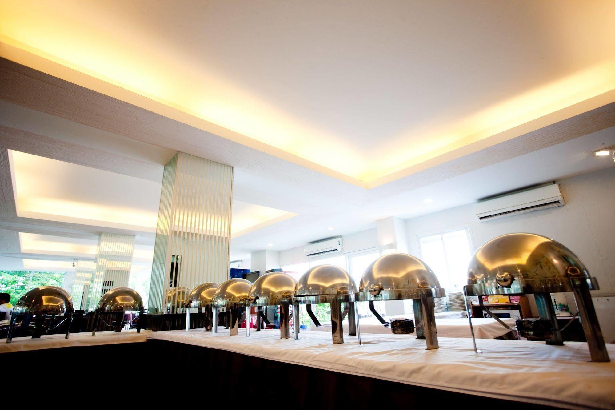 The Platinum Suite Банкок Екстериор снимка