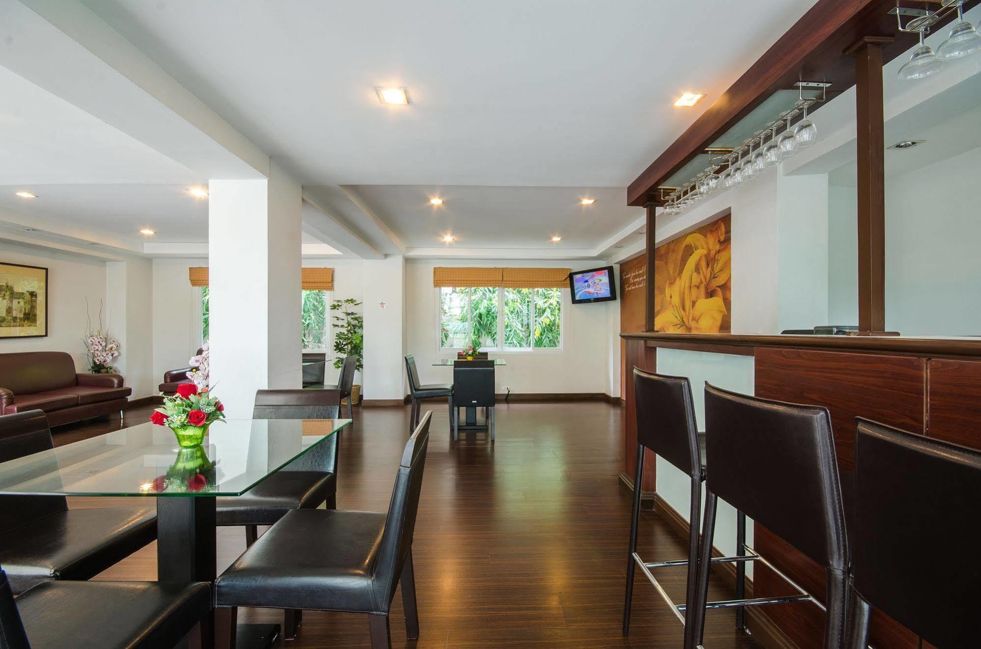 The Platinum Suite Банкок Екстериор снимка